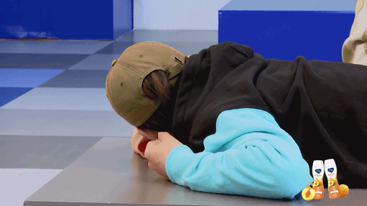 是吴海和俞更寅等人在帮吴宇恒抠动作;在他之前,是力丸在镜头前