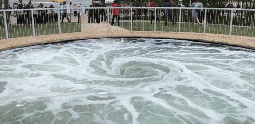 不管是一场大雨后街边下水道的水涡流向还是洗完澡拔开水塞形成的漩涡