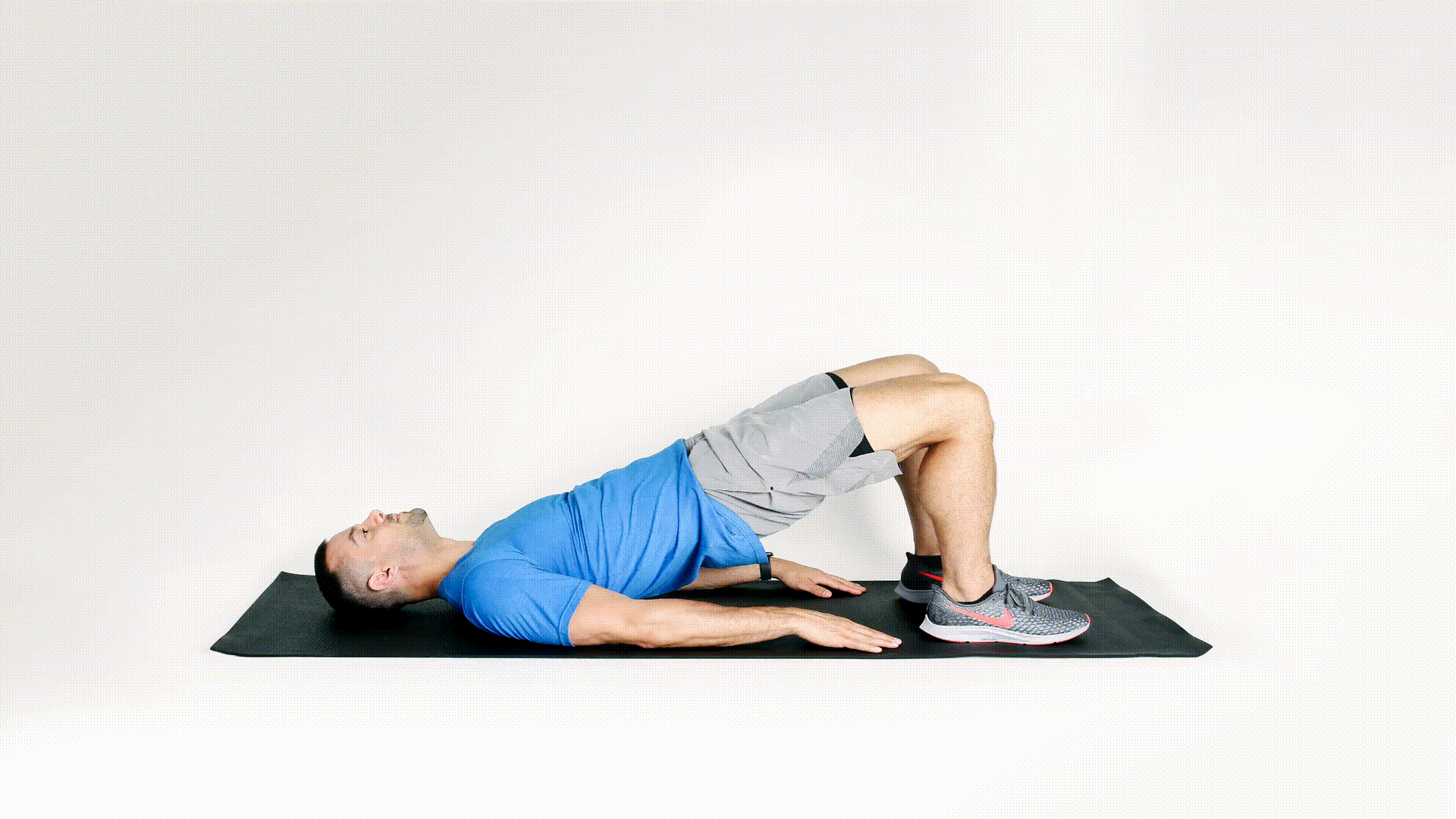 并且感受核心,臀部和腘绳肌,保持臀部的水平,保持3到5秒钟,接着回到