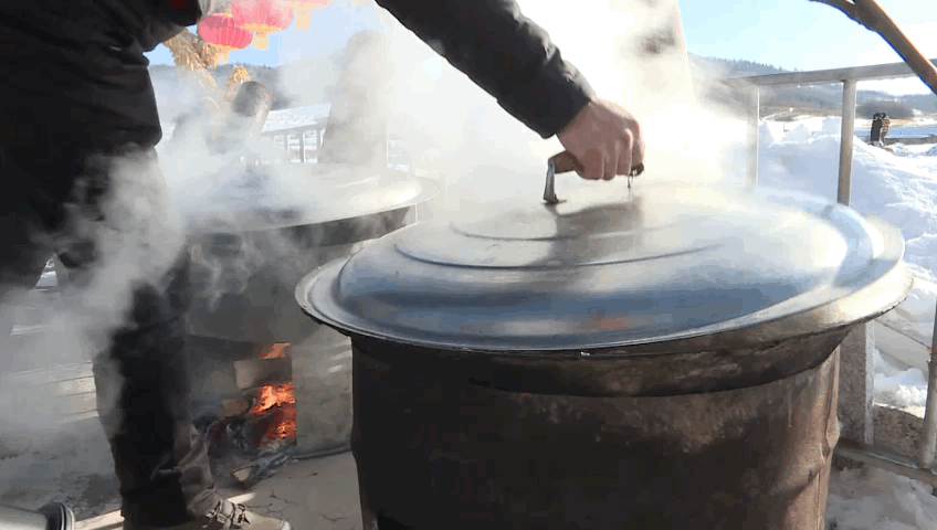 每到饭点,炊烟袅袅升起,一派田园情趣.