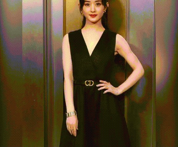 赵丽颖的身材瘦而不柴,衣架子变得更好,遇上各种礼服自然也能消化好