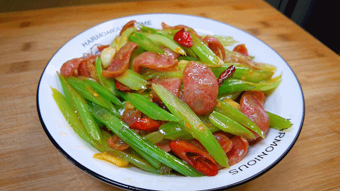 芹菜加腊肠这做法太好吃了荤素搭配鲜香下饭上桌汤汁都不剩