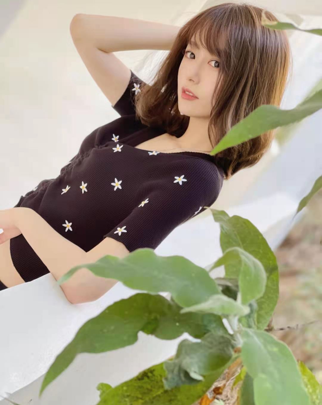 nba主播小七晒生活照,身材纤细苗条,牛仔裤显大长腿,锁骨吸睛 - 腾讯