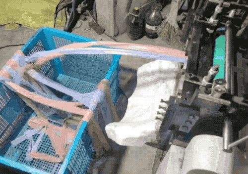 浴球|浴球是怎么做成花的？竟然真是人手一朵朵扎的