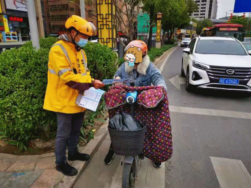 外卖小哥化身劝导员,与里水交警一齐派送交通安全套餐
