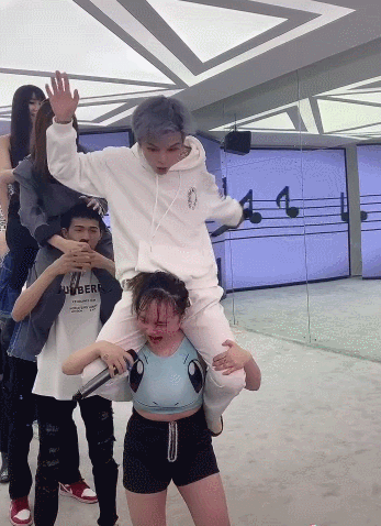 殷世航骑女生脖子画风辣眼女友看到后吃醋指责还内涵他个子矮