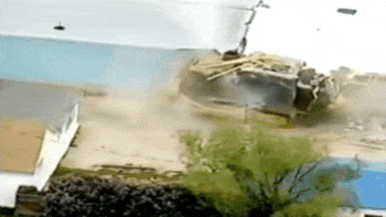 推土机|因为遭遇“不公对待”，美国男子改造推土机推倒市政大楼