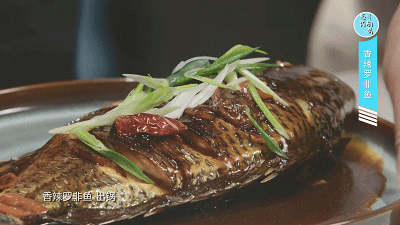 节目中,他带来了一道香辣罗非鱼,这是他人生中学会做的第一道菜.