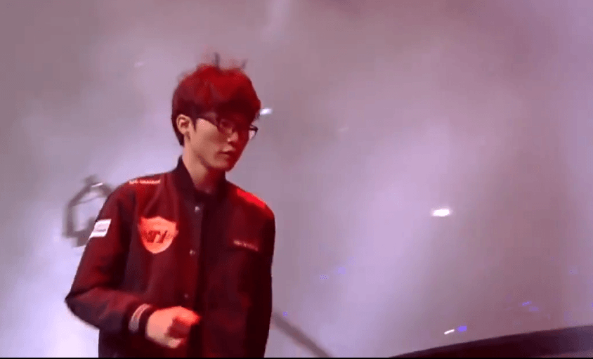 faker一个还有我们的韦酱他们都说rng队伍里面气氛很焦灼我还不相信