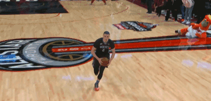 值得一提的是,张镇麟完成第2扣后,前面两位评委很快给出10分,中国男篮