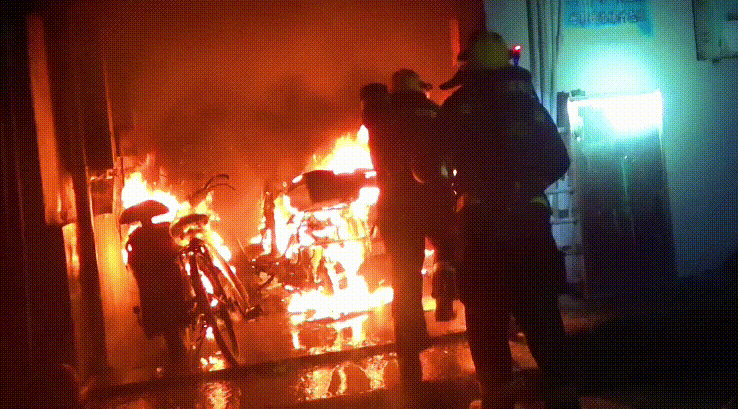 突发萍乡深夜电动车突然起火消防员冲入火海救人