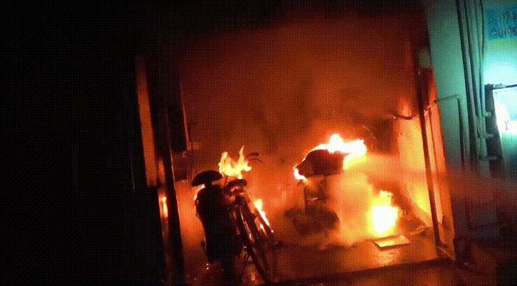 家中,无法撤离火势较大,浓烟充斥了整栋建筑正在猛烈燃烧一楼楼道处两