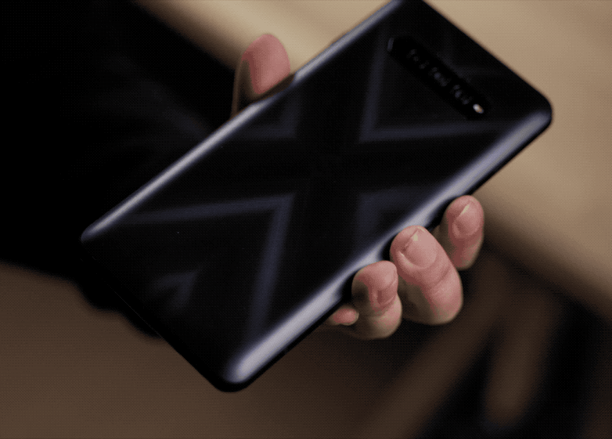 随着光线的变化,黑鲨 4 pro的后背会产生动态的,方向性的光影变化.