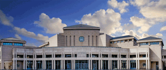 电影和看电影的人它的名字叫做北京大学百周年纪念讲堂它不仅是礼堂