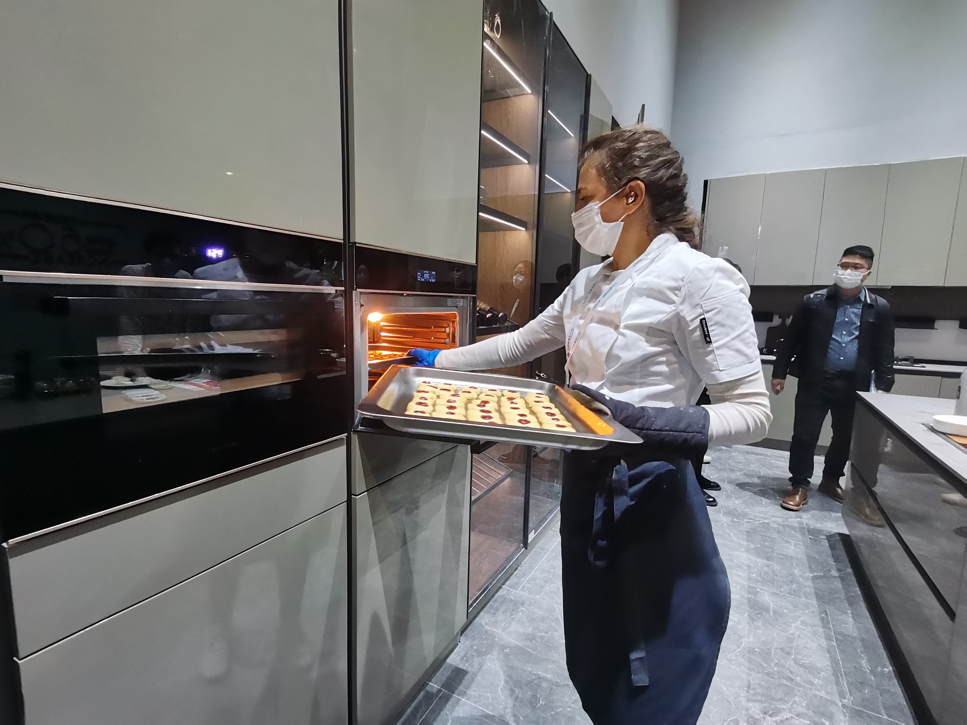 秉持独创设计原则,展馆以极简风格诠释富有现代美学的品质生活,为用户