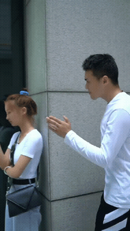 经典搞笑gif动图这辈子算翻不了身了他还是你男人吗