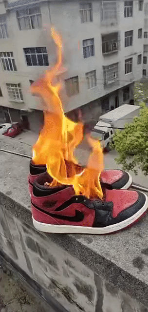 这些爱国者剪耐克衣服烧鞋骂售货员阻拦顾客进店