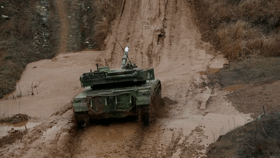 合成旅,正在进行装甲装备多障碍高难度驾驶训练,锤炼部队战场机动能力