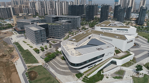 金湾区公共文化中心毗邻金湾区市民服务中心,有两座不规则形状的白色