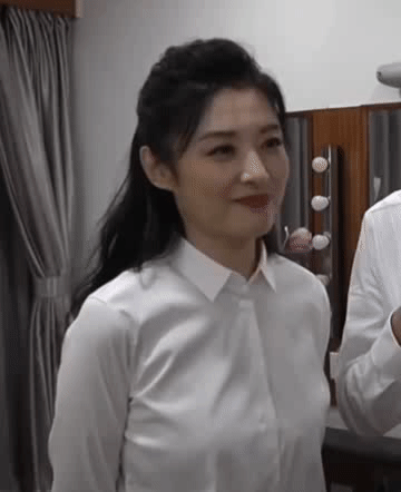 53岁美成观众心中白月光，她的野心从来不只是“央视一姐”（组图） - 4