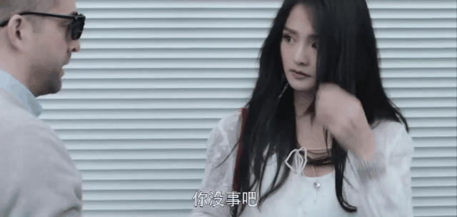 莱绅不小心撞到了苏米,为了避免苏米走光的尴尬,他假扮盲人.