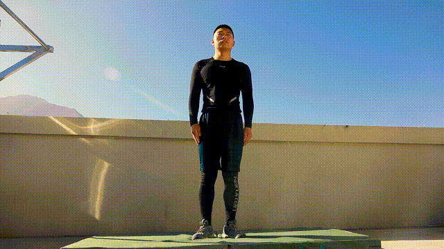 减脂型动旋转跳跃一起来锻炼腿部肌肉吧