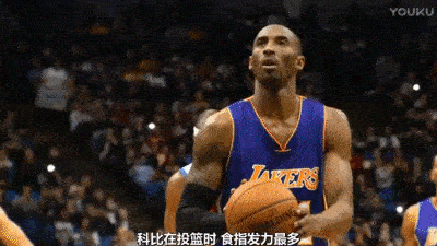 所以压腕的过程中我们要避免其它两根手指对球的过分影响,尤其是小拇