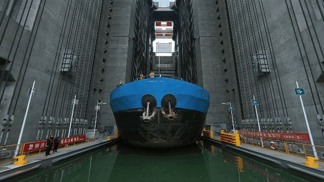 走近三峡升船机 | 记者带你看看千吨船舶如何坐“电梯”