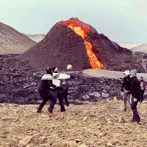这并不妨碍喷涌着岩浆的火山口成为又一个网红打卡圣地——有飞穿越机