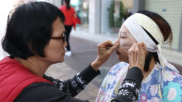 广州正在消失的手艺人街头绞脸师