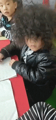 搞笑gif趣图竟敢这样子捉弄女朋友看来又要跪搓衣板了