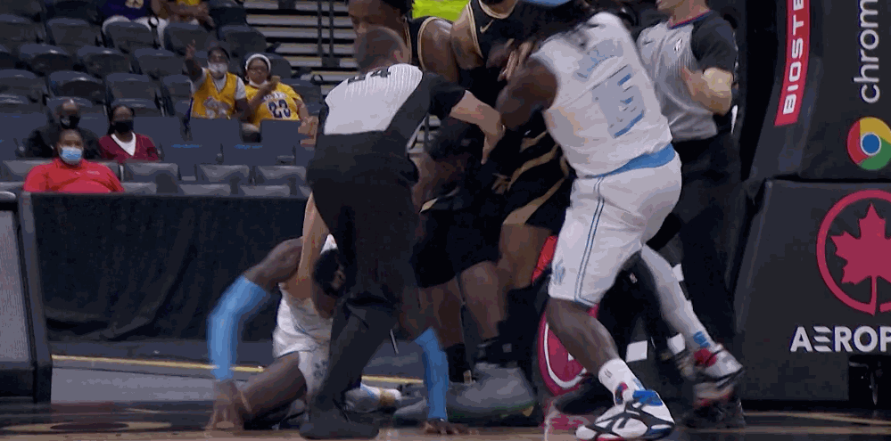 中替施罗德出头,推了特伦特一把,结果跟阿努诺比一起,都被驱逐出场