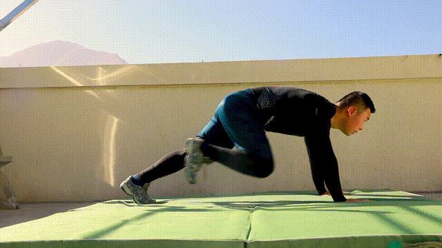 登山者【动作要领】:身体俯撑地面,以俯卧撑的姿势,双手掌撑地,手臂