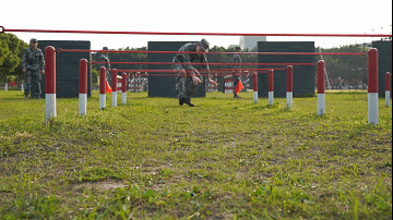 手和膝着地,借两脚蹬力钻入网内,前进时两手,两膝交替用力匍匐前进,出