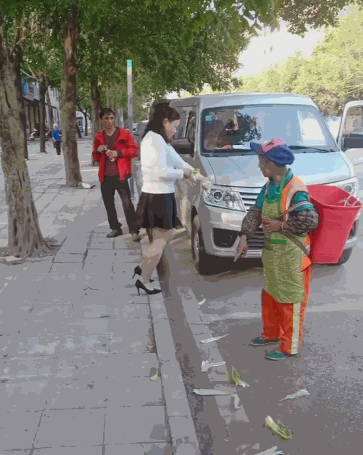 兴义一女子乱扔垃圾还态度恶劣,被处罚了!