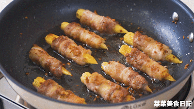 倒入生抽,红烧酱油,盐,糖轻轻拨动让玉米笋沾满酱汁,最后撒上熟芝麻