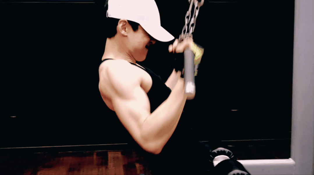 于是他猛练肌肉,重塑形象,尝试接演古装,职场,体育等各种题材的作品.