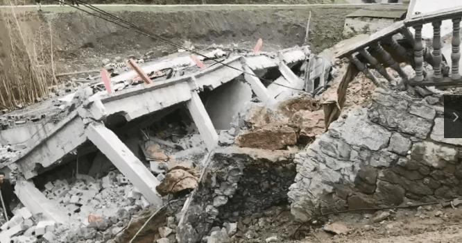 昭通市镇雄县发生山体滑坡!三人被困!