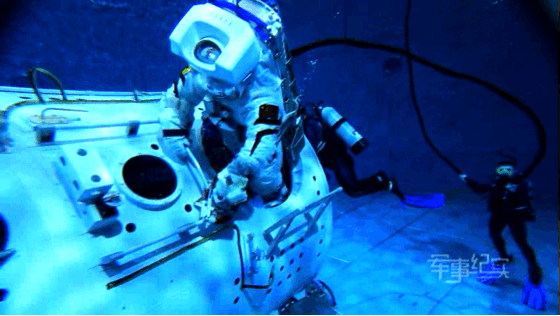 模拟失重水槽训练振动训练飞行乘组即参加载人航天飞行的乘组一般由不