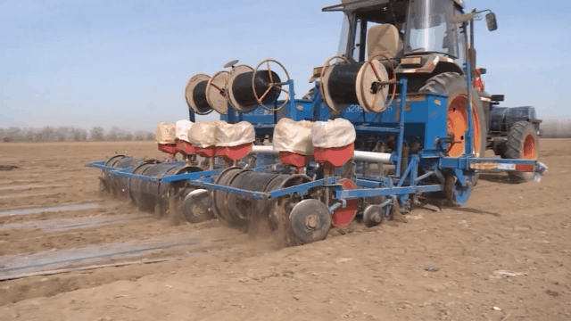 4月9日,在军户农场三连条田,农场甜菜播种工作全面展开.