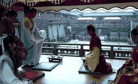 东汉末年,凳子逐渐被发明出来,但跪拜礼还是没有废除,被运用于官场和