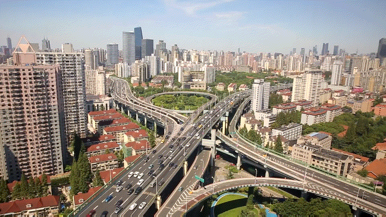 30层的高度视野极好,可以眺望城市远景,周边大厦林立,眼底车水马龙,川