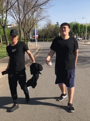 而女生走路,就会非常文静,就会更直棱.