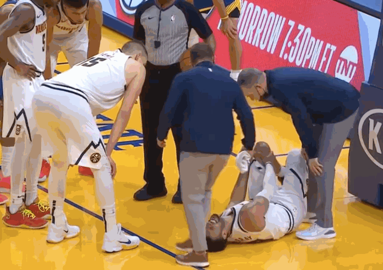 暖心一幕穆雷受伤倒地瞬间库里沮丧难过单膝跪地为他祈祷