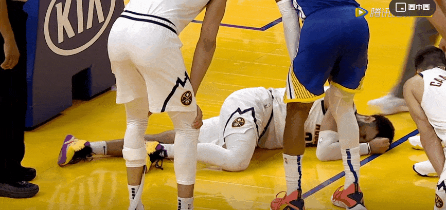 当贾马尔-穆雷坠落在地,手捂膝盖,痛苦地拍打地板时,库里的53分,队史