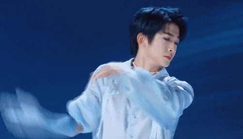 来到三公开大招,刘宇直接杀疯了.一首《冒险计划》,带有调皮的小性感.