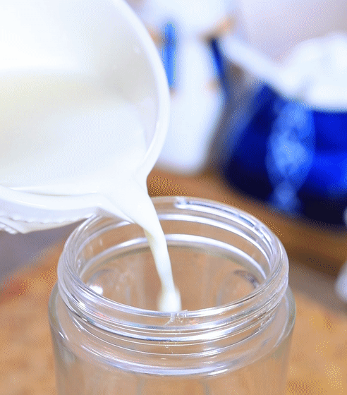 3.再倒入牛奶和鸡蛋,搅打均匀.4.玻璃碗中倒入燕麦和坚果混合物.5.