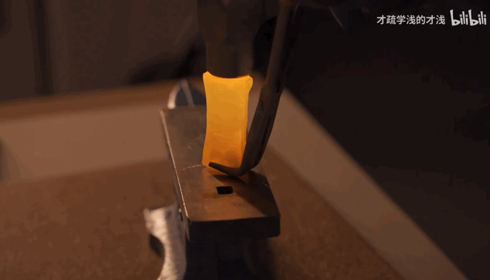 8公斤的锤子然而,纯手工将长10厘米,宽3厘米,厚约1.2厘米的