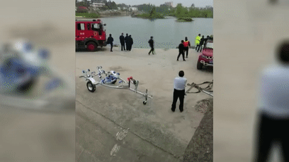 信阳男子失踪六天后，车从河中打捞出！人在车中不幸溺亡！