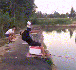 重庆3小伙相约去钓鱼,其中1人钓到一条大鱼,却反被鱼拉入水中